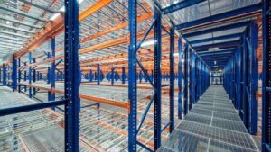 Korrusladu laoriiulitel läbi korruse