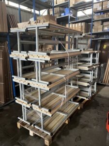 Скамья для сидения из дерева, бывшая в употреблении