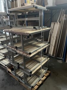 Скамья для сидения из дерева, бывшая в употреблении — изображение 2